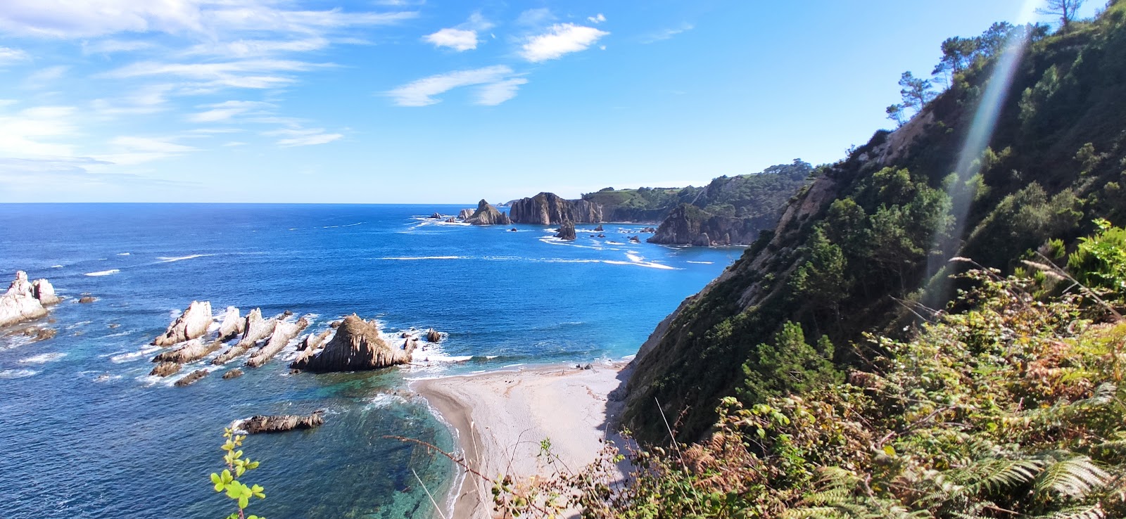 Playa de Gueirua'in fotoğrafı dağlarla çevrili