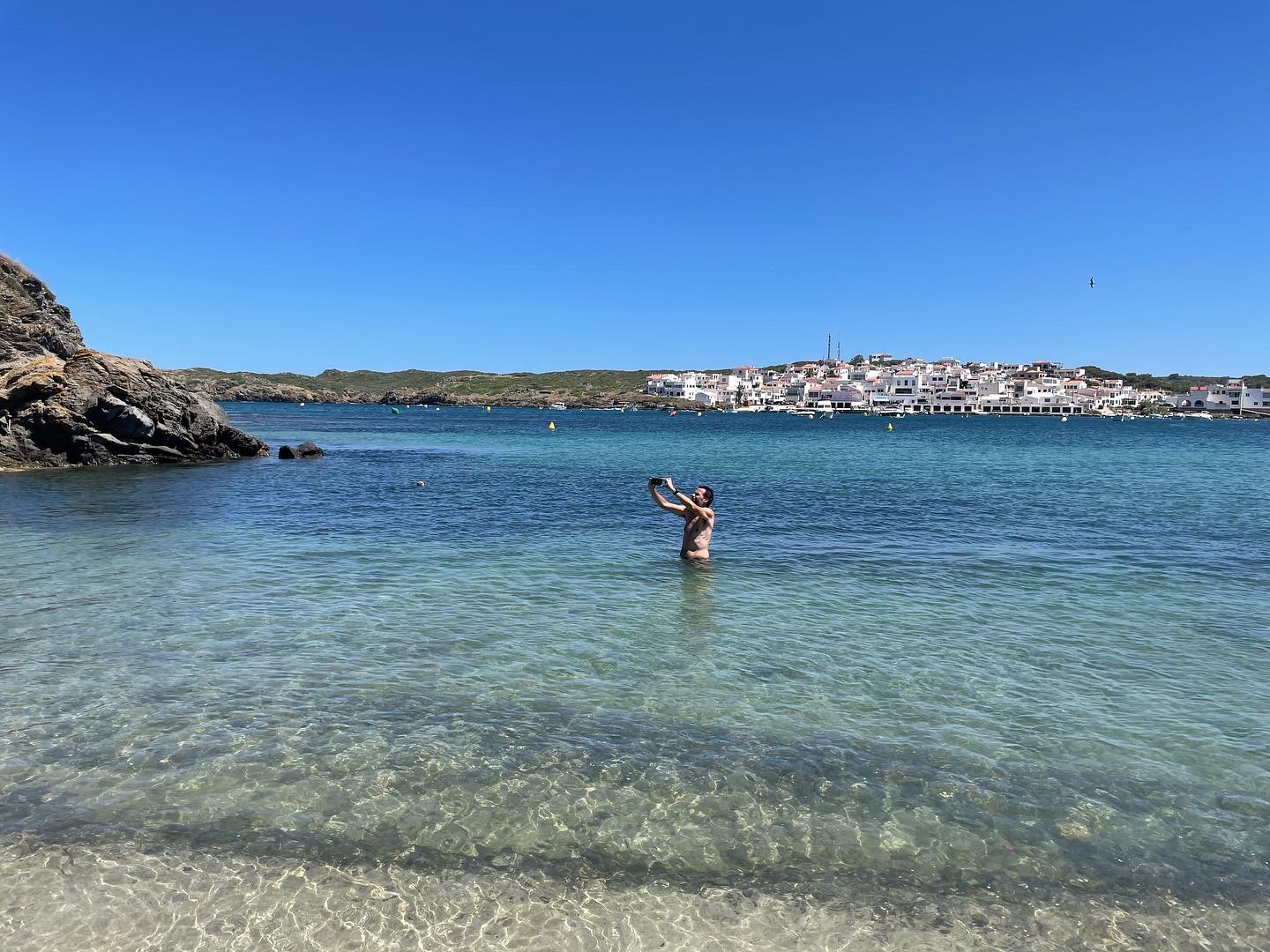 Foto di Cala En Vidrier sorretto da scogliere