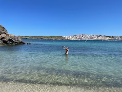 Cala En Vidrier'in fotoğrafı uçurumlarla desteklenmiş