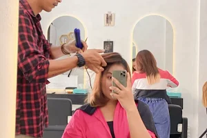 Salon D'Cut HairStyle image
