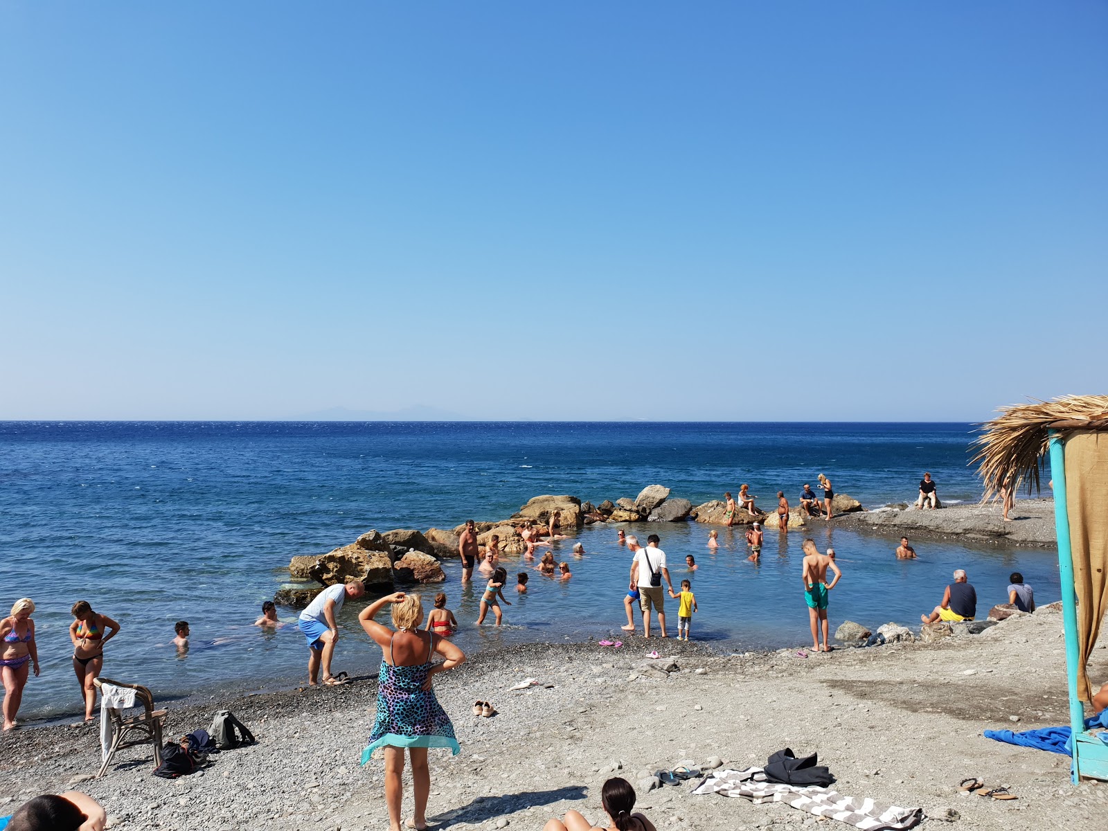 Photo de Therma Beach entouré de montagnes