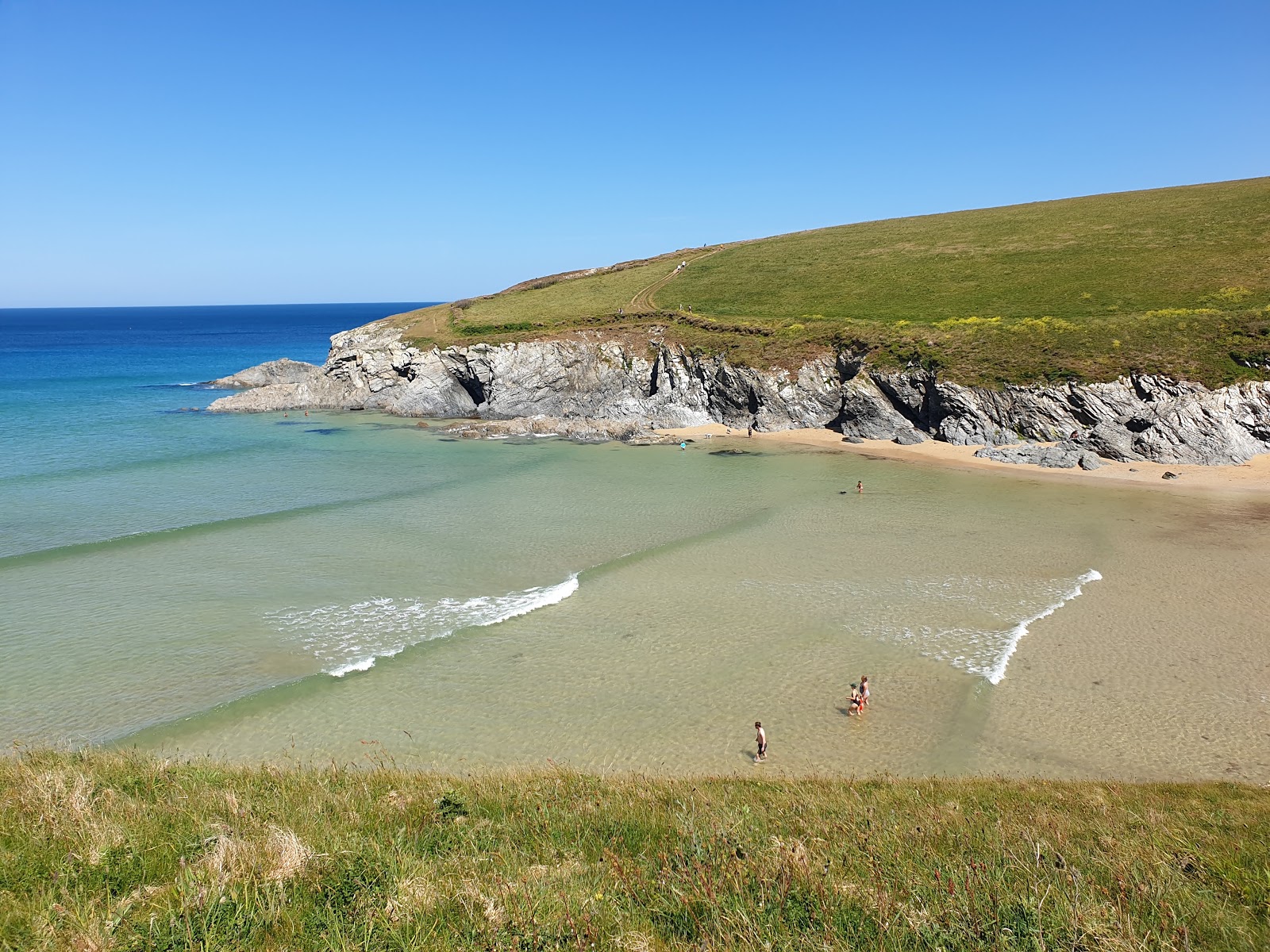 Poly Joke beach的照片 带有碧绿色纯水表面