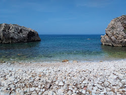 Nude Beach Utjeha'in fotoğrafı kısa, düz kıyı şeridi ile birlikte