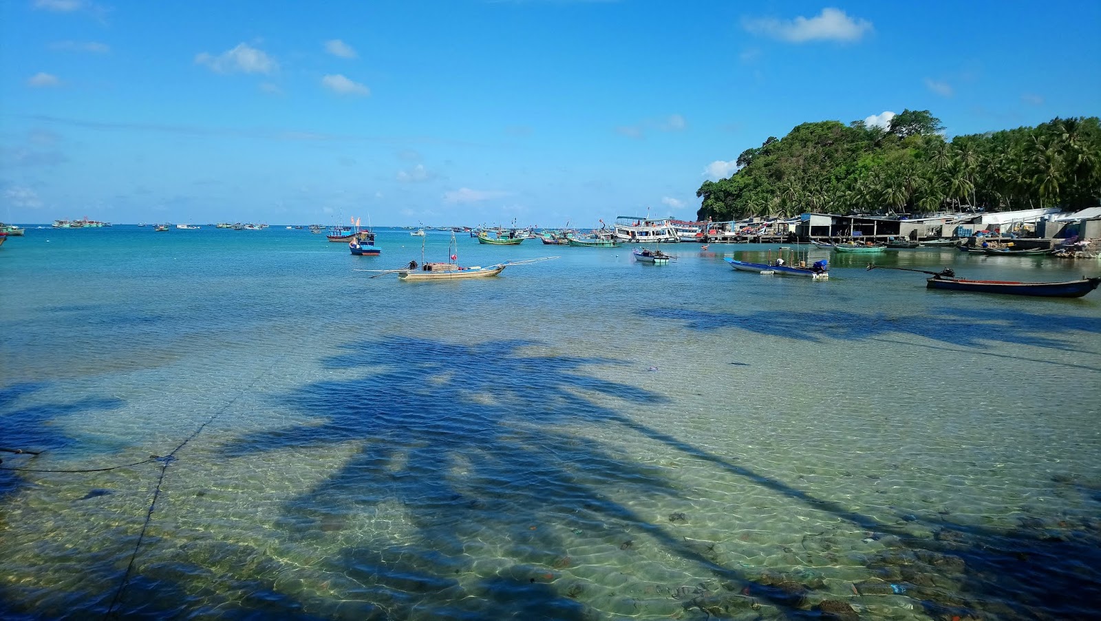 Ngu Beach的照片 带有碧绿色纯水表面
