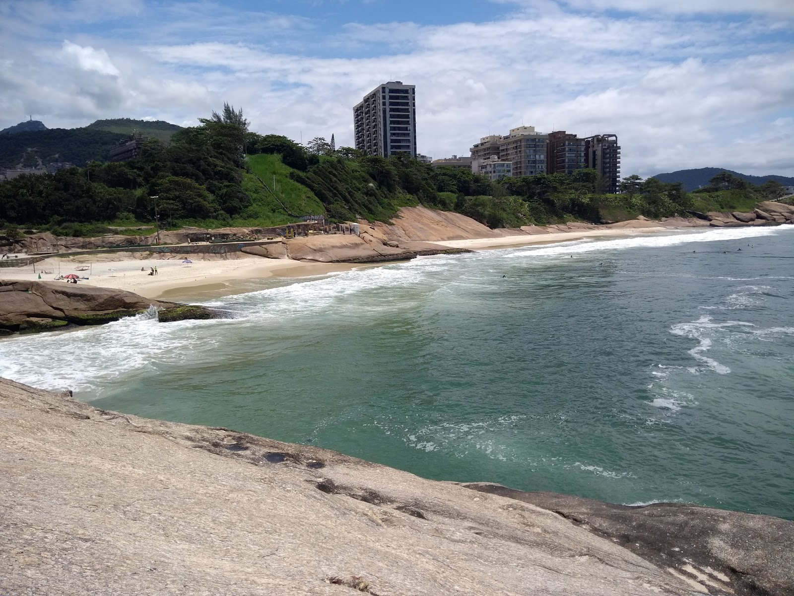 Zdjęcie Praia do Diabo otoczony górami