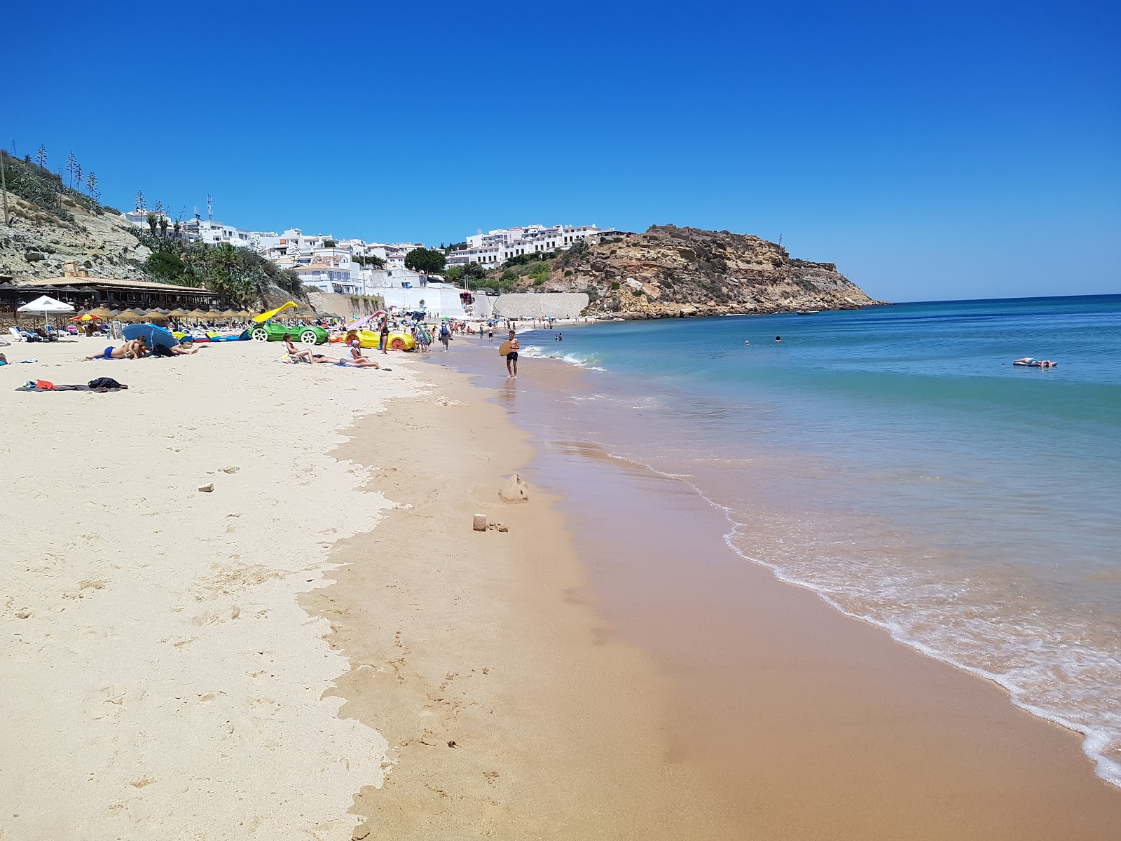 Foto di Praia do Burgau con parzialmente pulito livello di pulizia