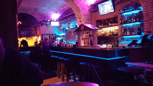 Julius Caesar Gurgustium - Pub Lounge, Cocktail & Dance Bar