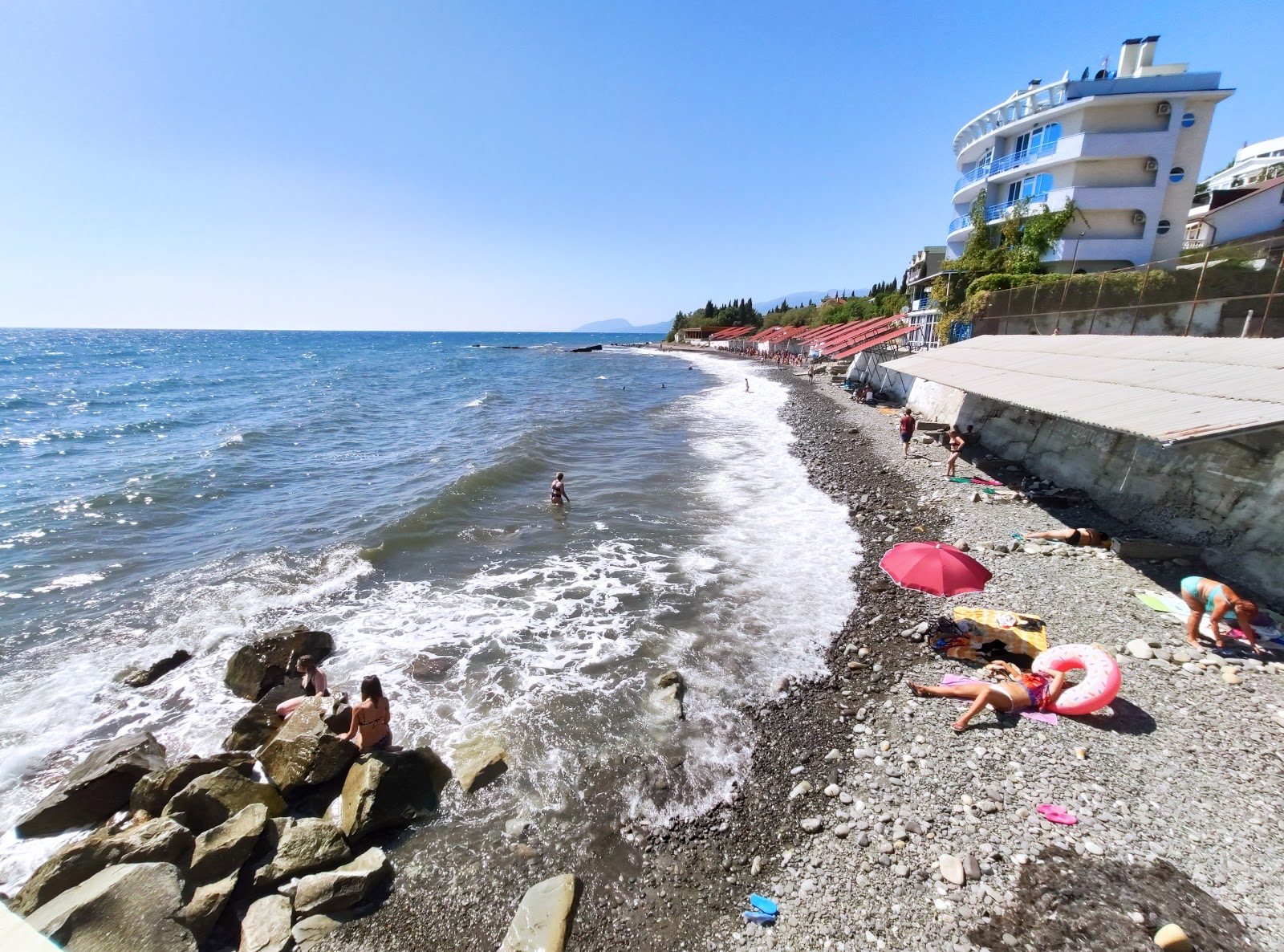 Foto di DOL Sotera beach con una superficie del ciottoli grigi