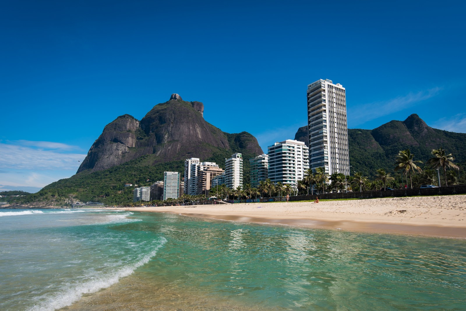 Foto di Praia da Gavea con una superficie del sabbia beige fine