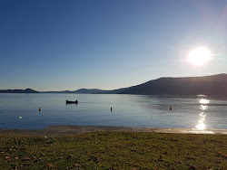Foto von Arolo Beach von Klippen umgeben