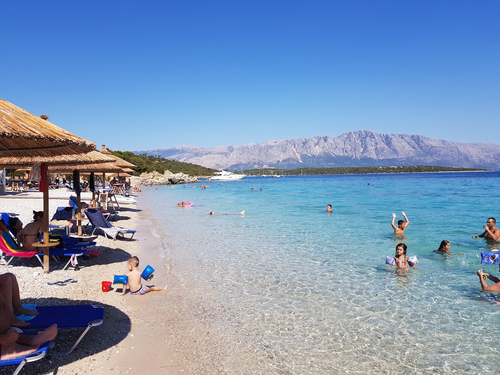 Foto di Spiaggia di Vathiavaly con una superficie del piccoli ciottoli bianchi