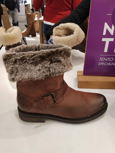 Stores to buy women's tall boots Prague