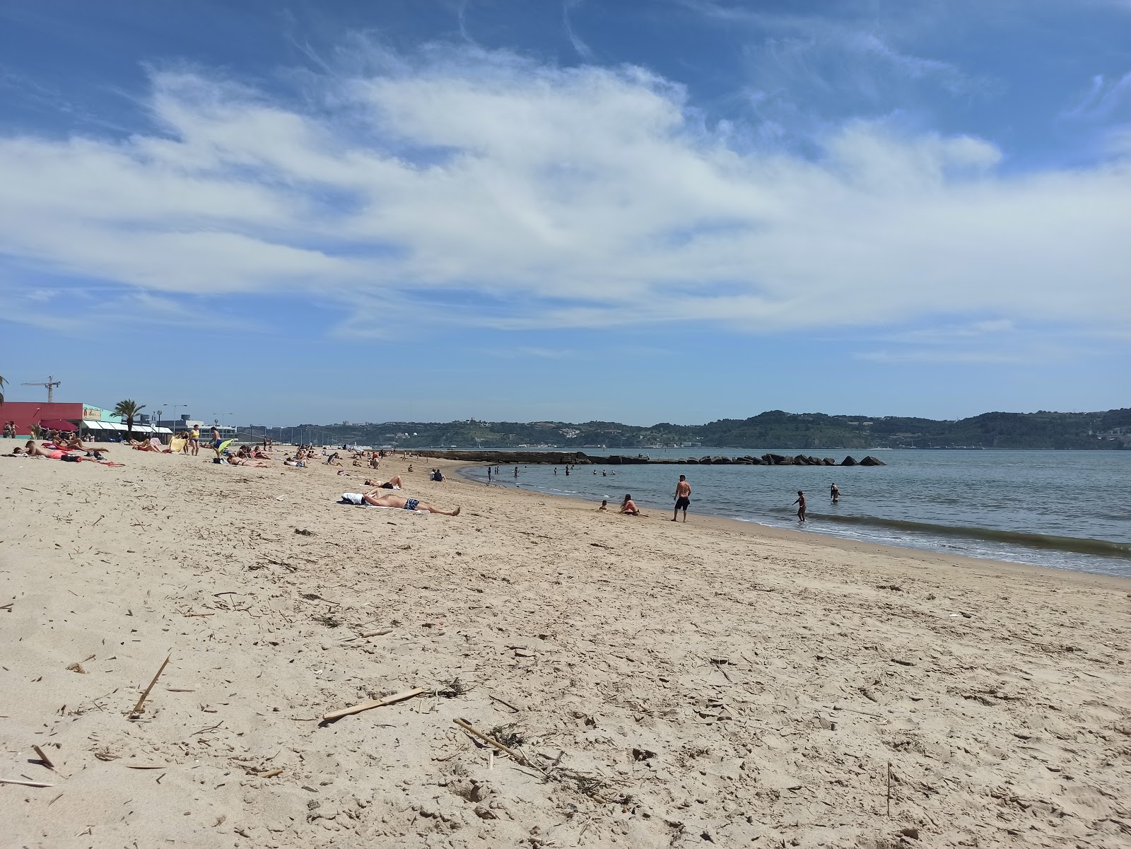 Photo de Praia de Alges avec un rivage spacieux