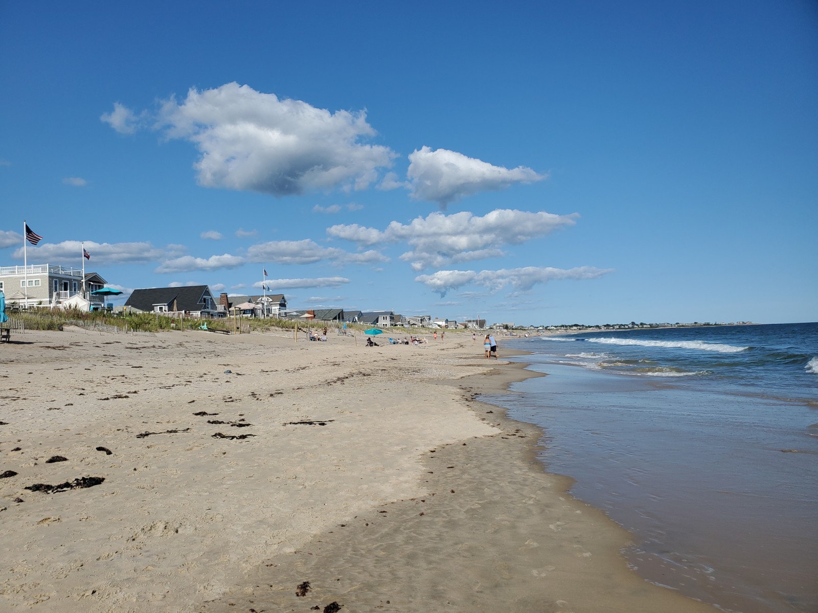 Misquamicut beach的照片 带有碧绿色水表面