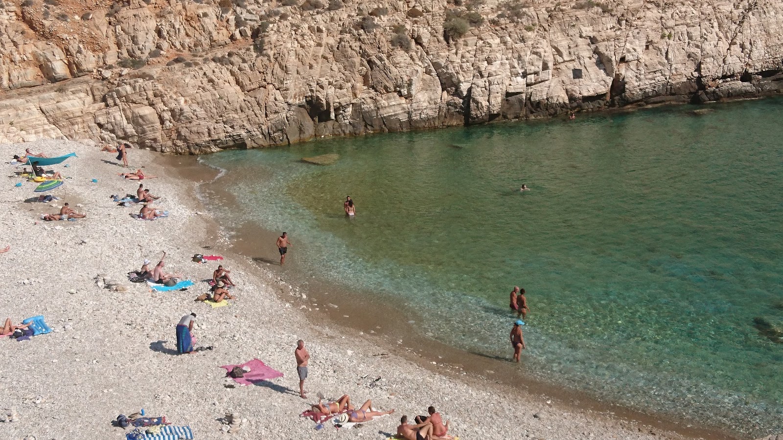 Livadaki beach'in fotoğrafı uçurumlarla desteklenmiş