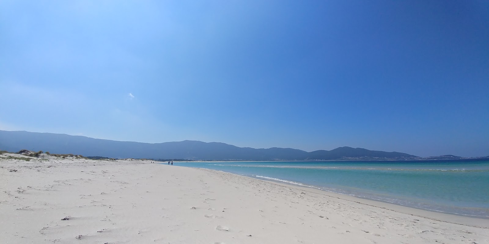 Praia de San Mamede的照片 带有蓝色纯水表面