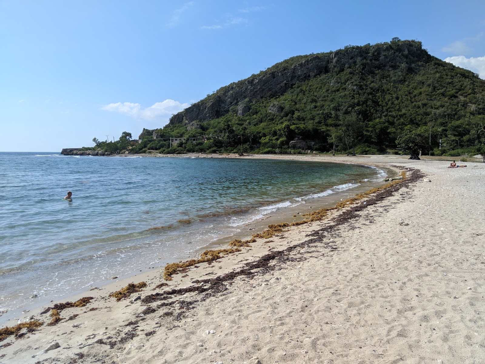 Foto de Playa Juragua com areia fina e brilhante superfície