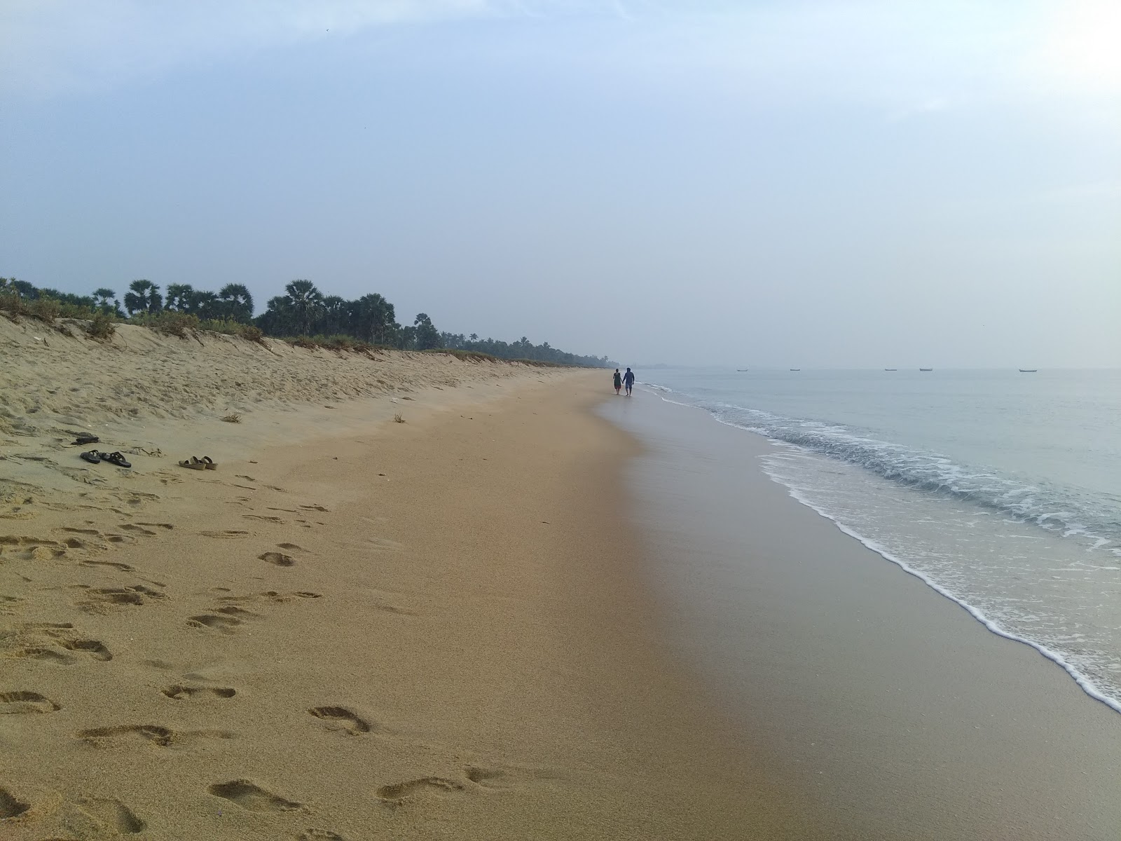 Valokuva Kannirajpuram Beachista. pinnalla kirkas hiekka:n kanssa