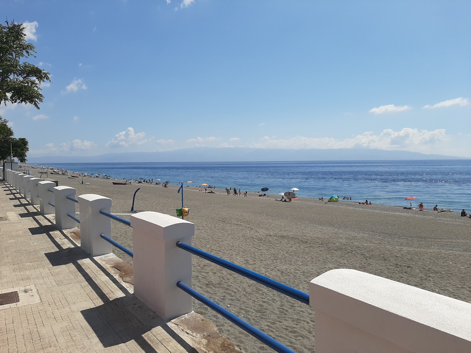 Ali Terme beach的照片 带有碧绿色纯水表面
