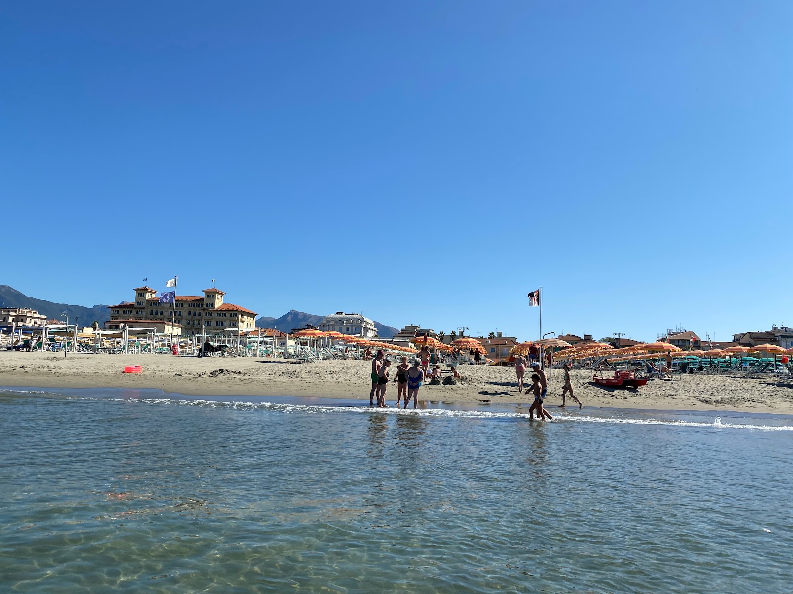 Φωτογραφία του Spiaggia Lido di Camaiore με επίπεδο καθαριότητας πολύ καθαρό