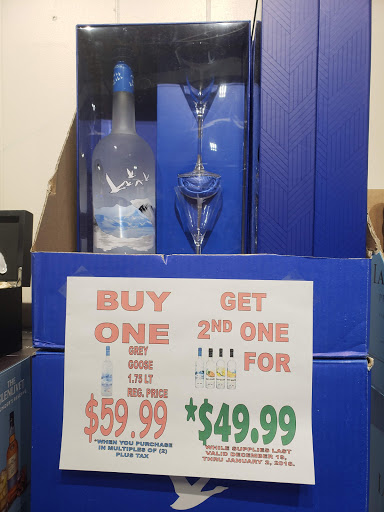 Liquor Store «Grand & Western Armanetti Fine Wines & Liquors», reviews and photos, 515 N Western Ave, Chicago, IL 60612, USA