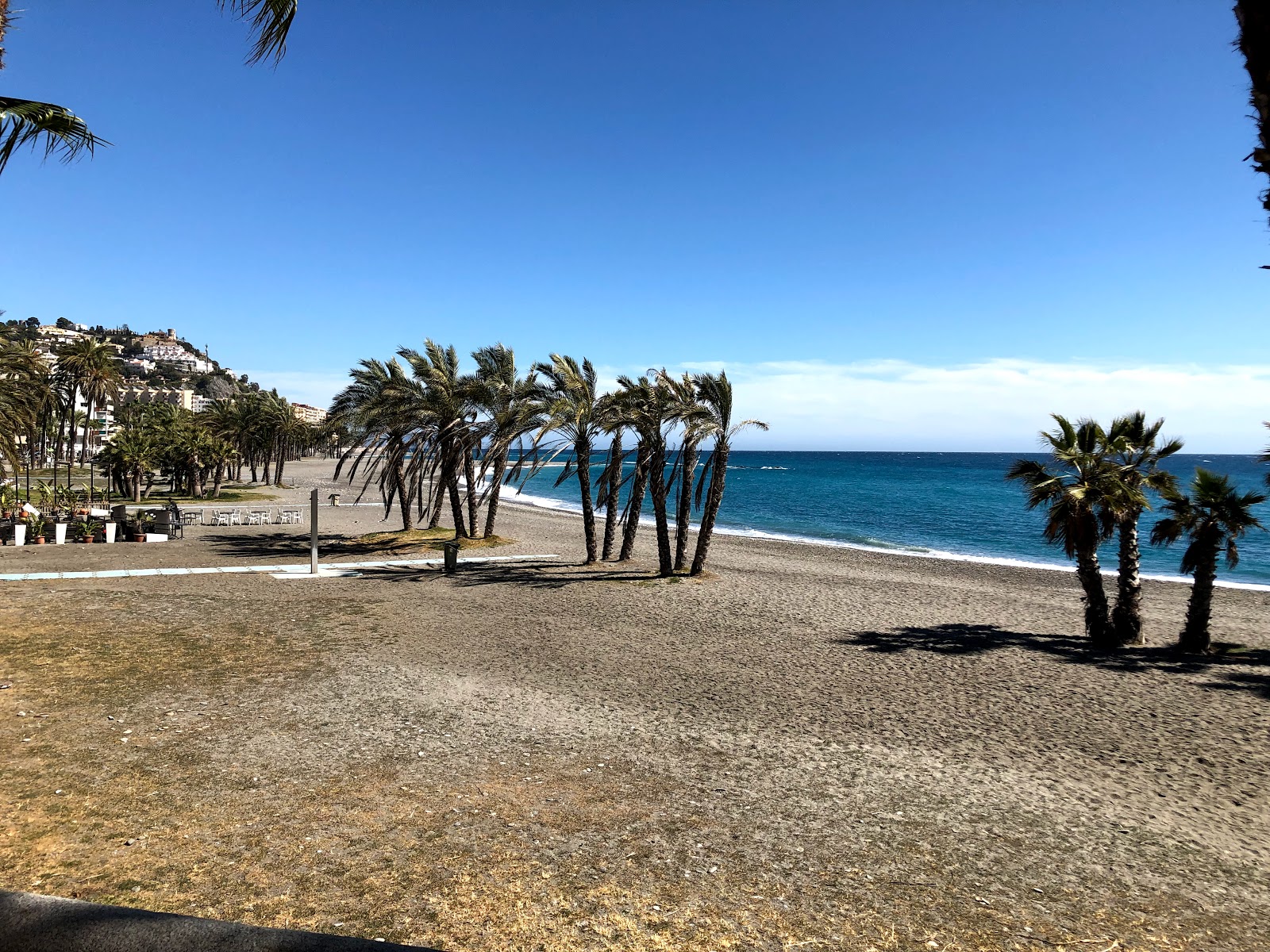 Photo de Almunecar beach avec baie spacieuse