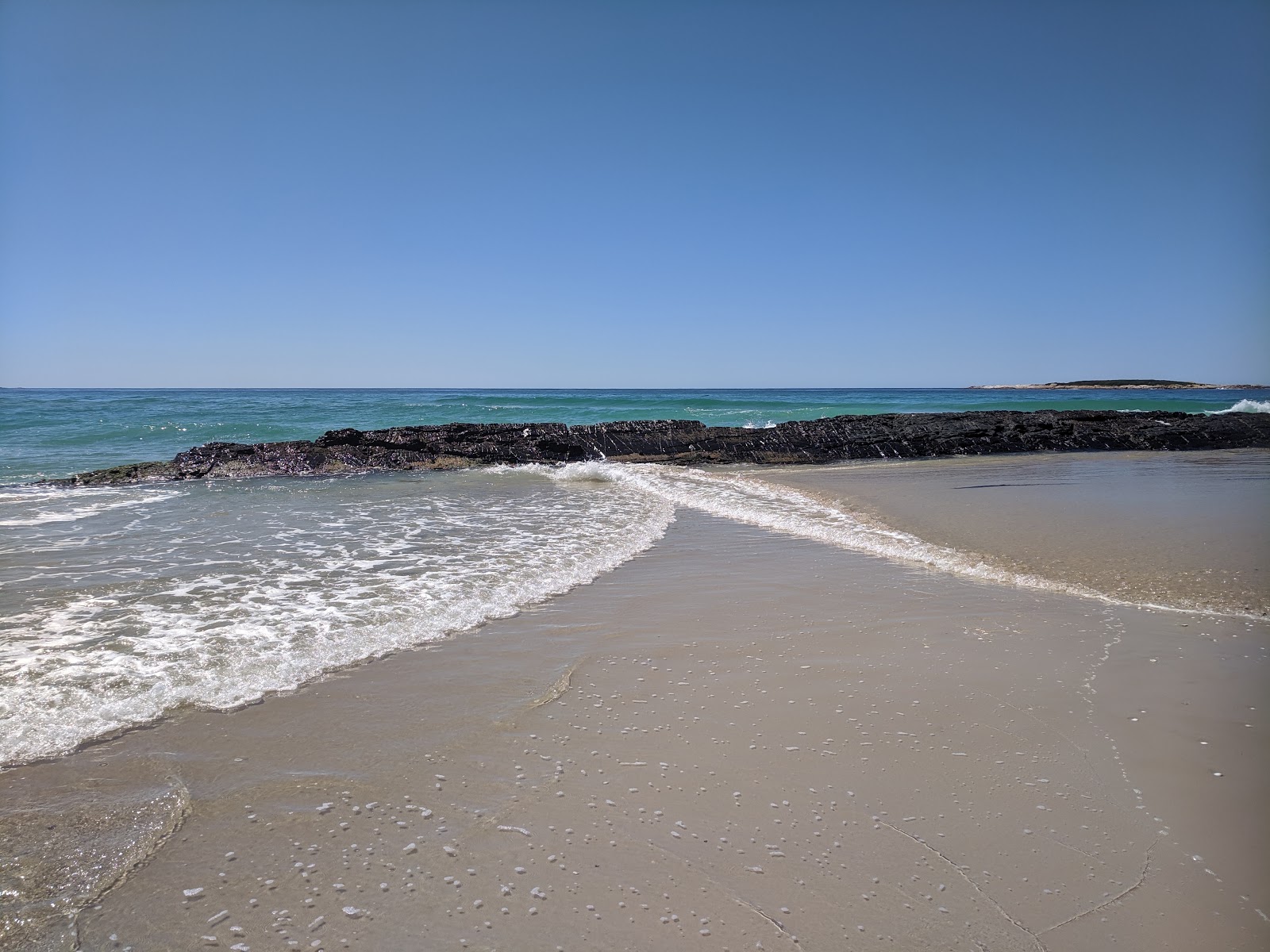 Foto de Dianas Beach com água cristalina superfície