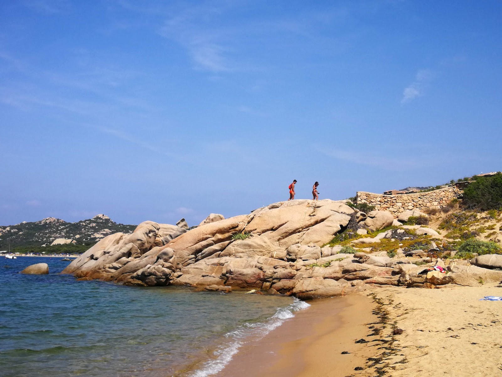 Fotografie cu Spiaggia Su Sarrale II - locul popular printre cunoscătorii de relaxare