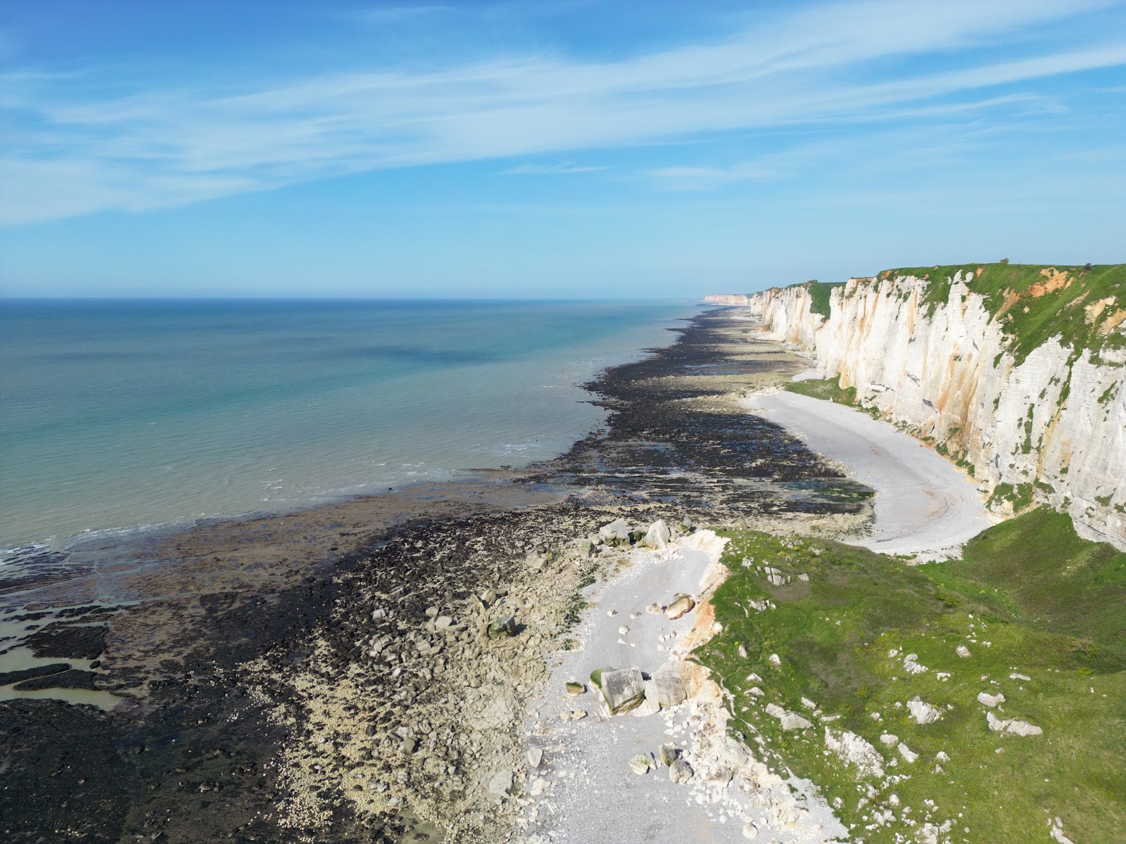Foto di Plage de Senneville-sur-Fecamp con una costa spaziosa