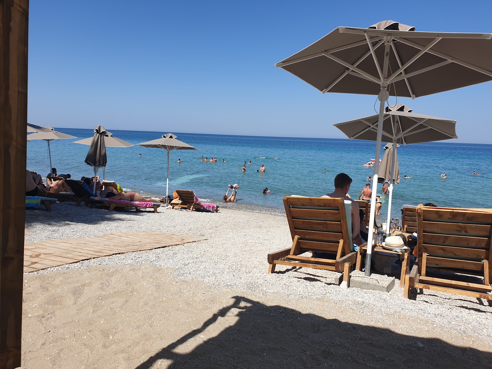 Zdjęcie Heleon beach - popularne miejsce wśród znawców relaksu