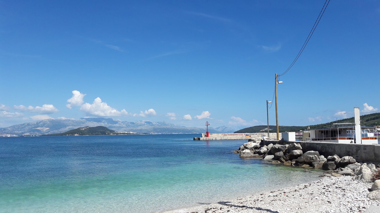 Foto von Slatine III beach mit beiger kiesel Oberfläche