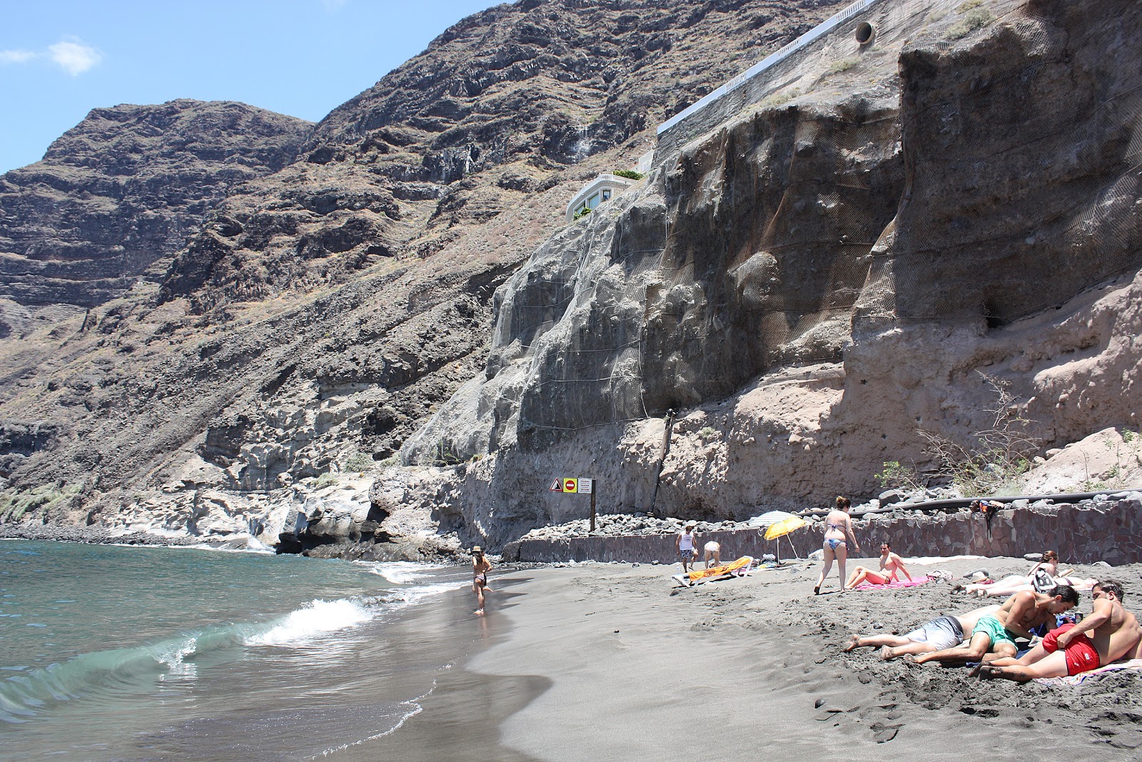 Photo de Playa de los Gigantes entouré de montagnes