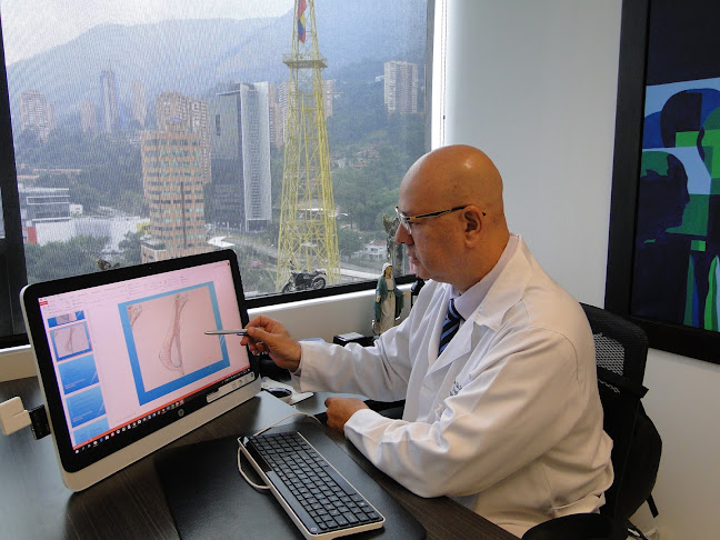 Dr. Juan Santamaría - Cirujano Plástico en Medellín - Medellín, El Poblado, Medellín