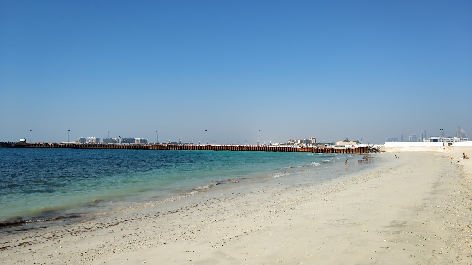 迪拜朱美拉海滩的照片 带有碧绿色纯水表面