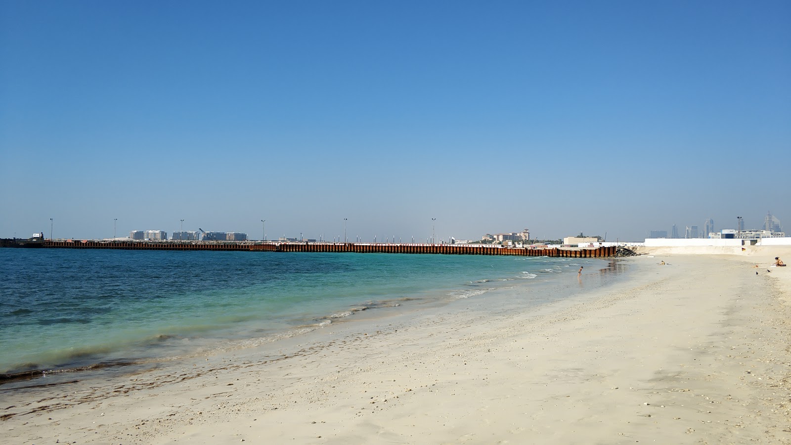 Photo de Plage de Jumeirah avec l'eau cristalline de surface