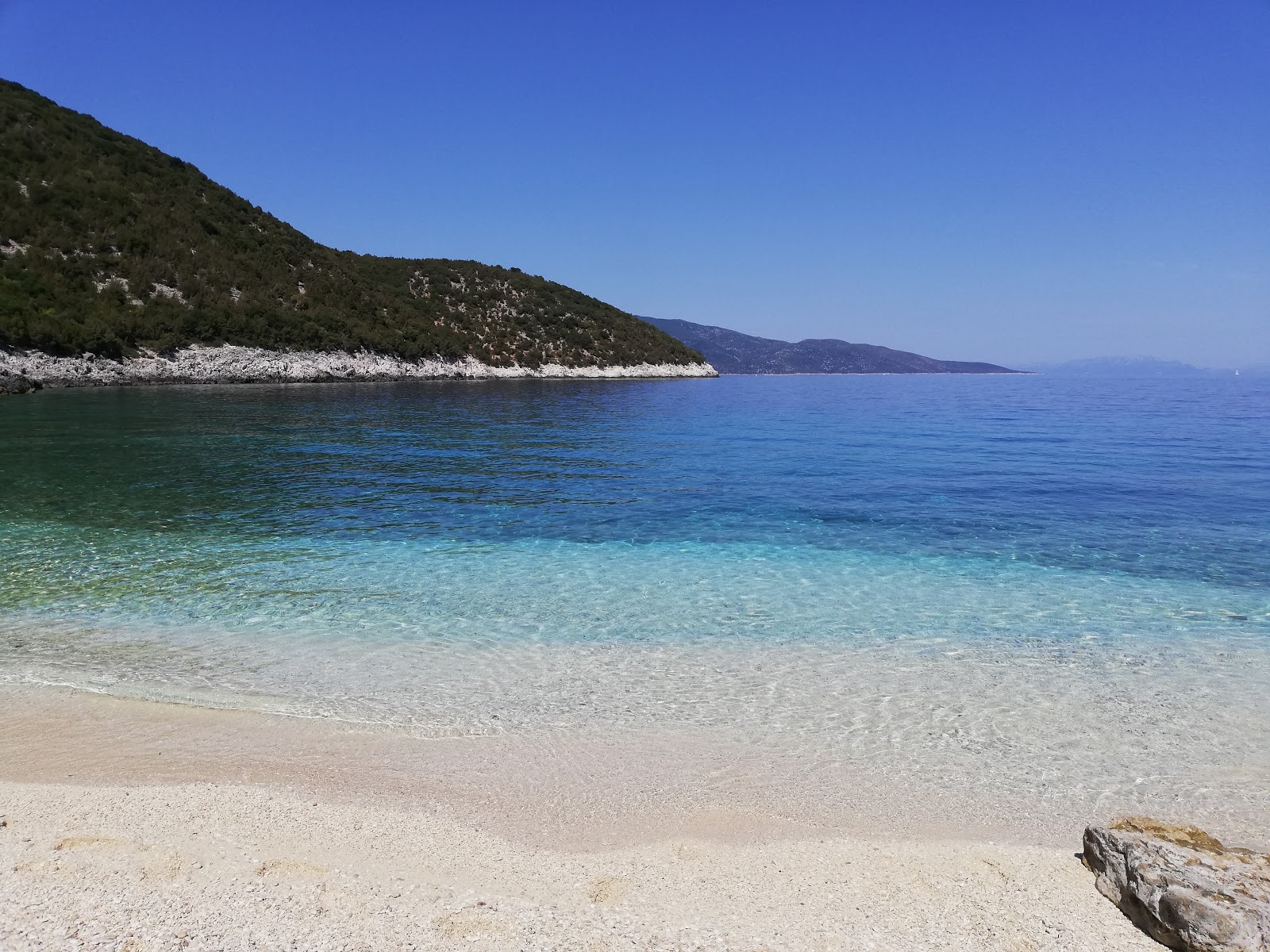 Fotografija Dolcina beach z turkizna čista voda površino