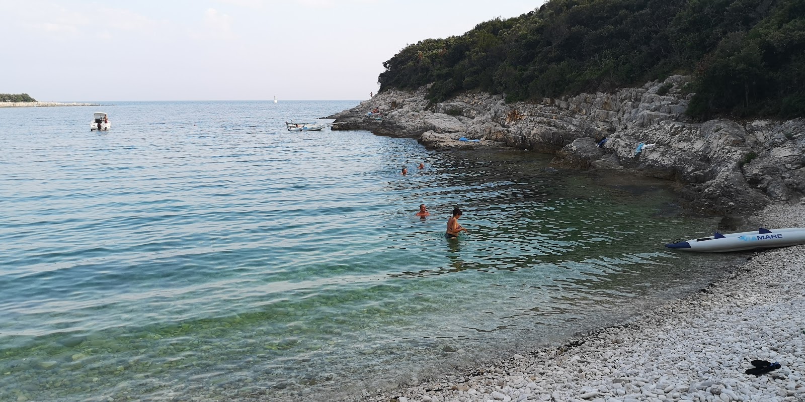 Photo de Kavran beach entouré de montagnes
