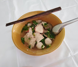 ก๋วยเตี๋ยวหมูต้มยำโบราณ หมูสะเต๊ะสนามม้า photo