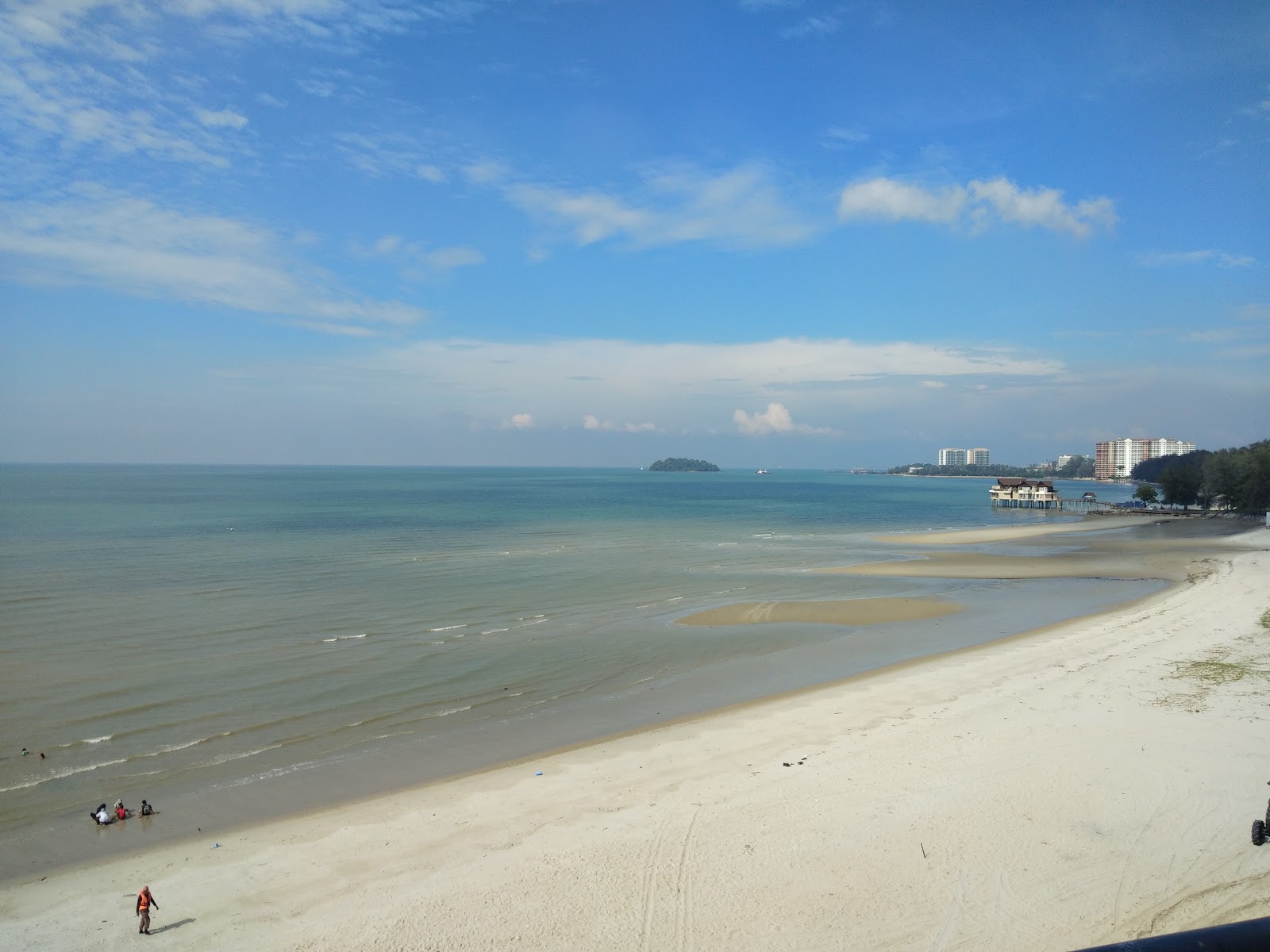 Foto di Sunshine bay resort beach con una superficie del sabbia beige