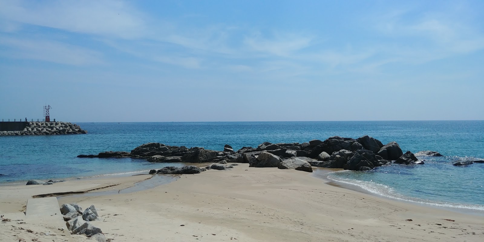Porphyry Beach的照片 带有碧绿色纯水表面