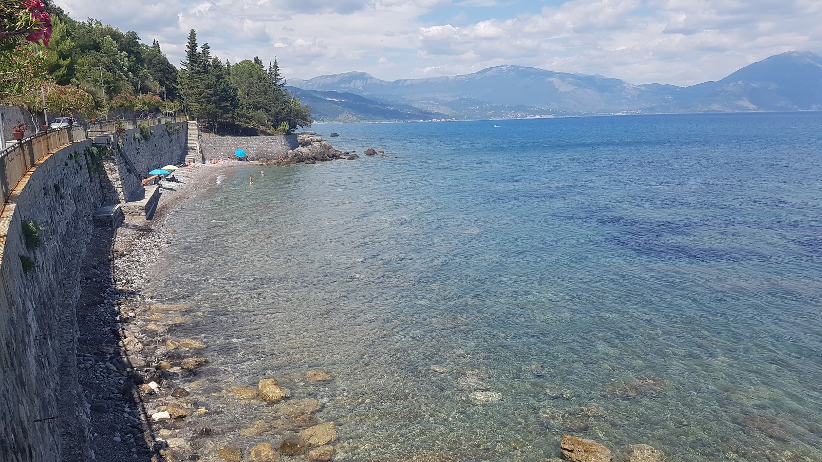 Spiaggia Della Tragara的照片 带有蓝色的水表面