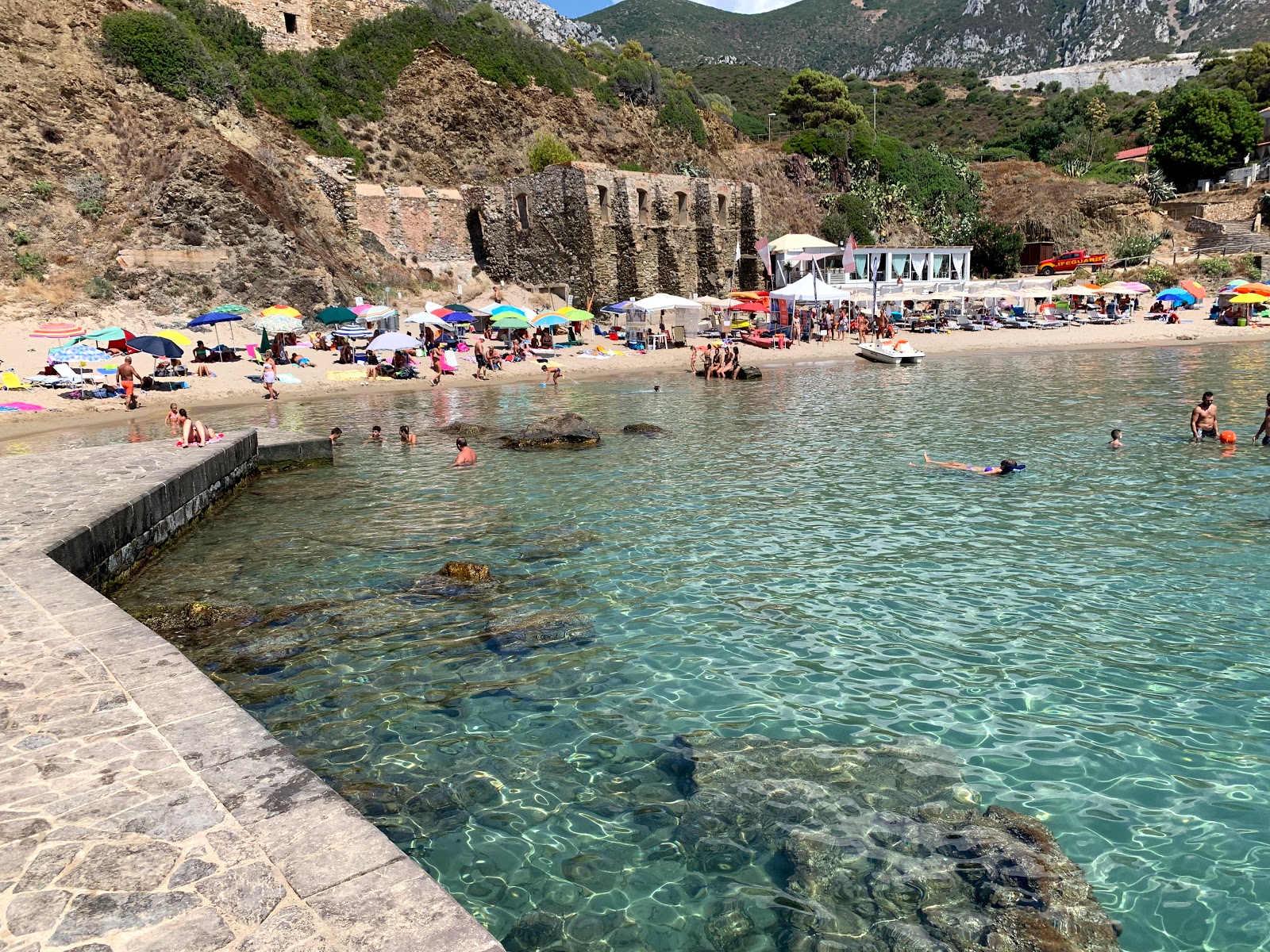 Spiaggia Di Masua'in fotoğrafı uçurumlarla desteklenmiş