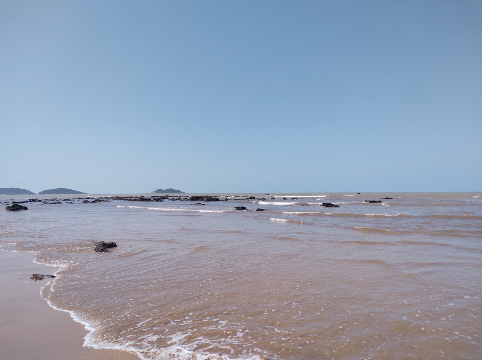 Foto von Maria Nenem Strand von Klippen umgeben