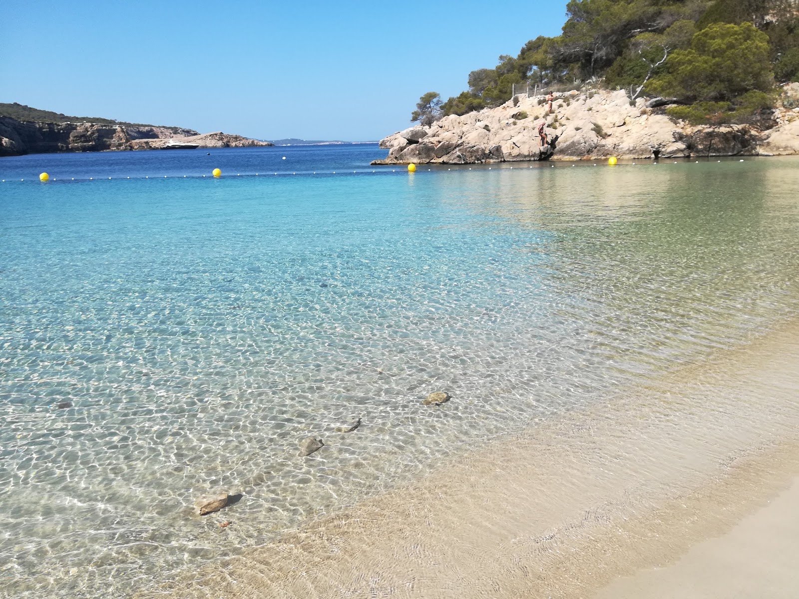 Valokuva Cala Salada Rantaista. - suosittu paikka rentoutumisen tuntijoille
