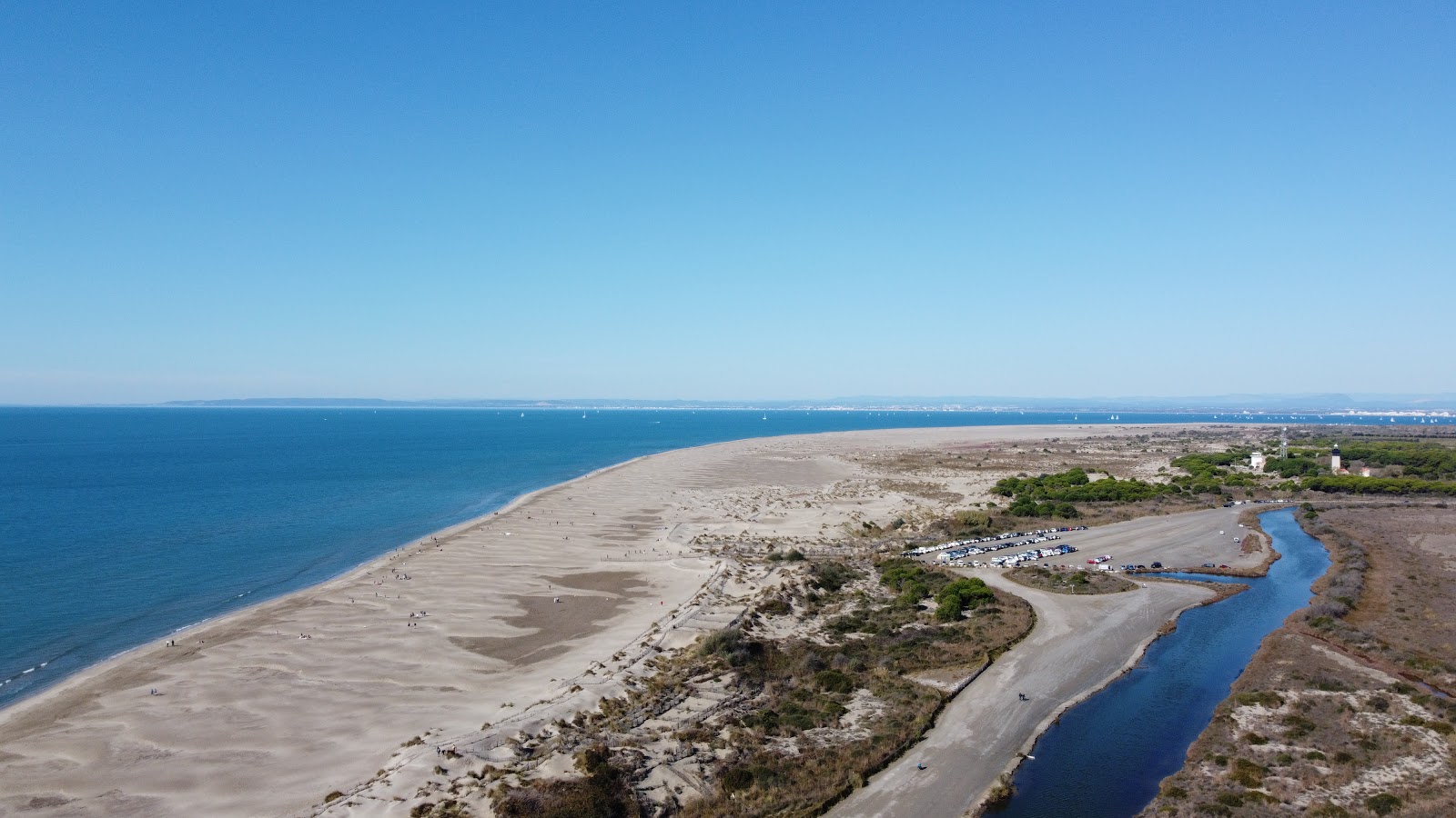 Foto de Praia Espiguette com água cristalina superfície