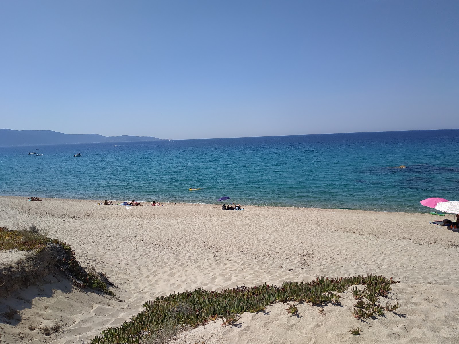 Foto de Tenutella beach e o assentamento