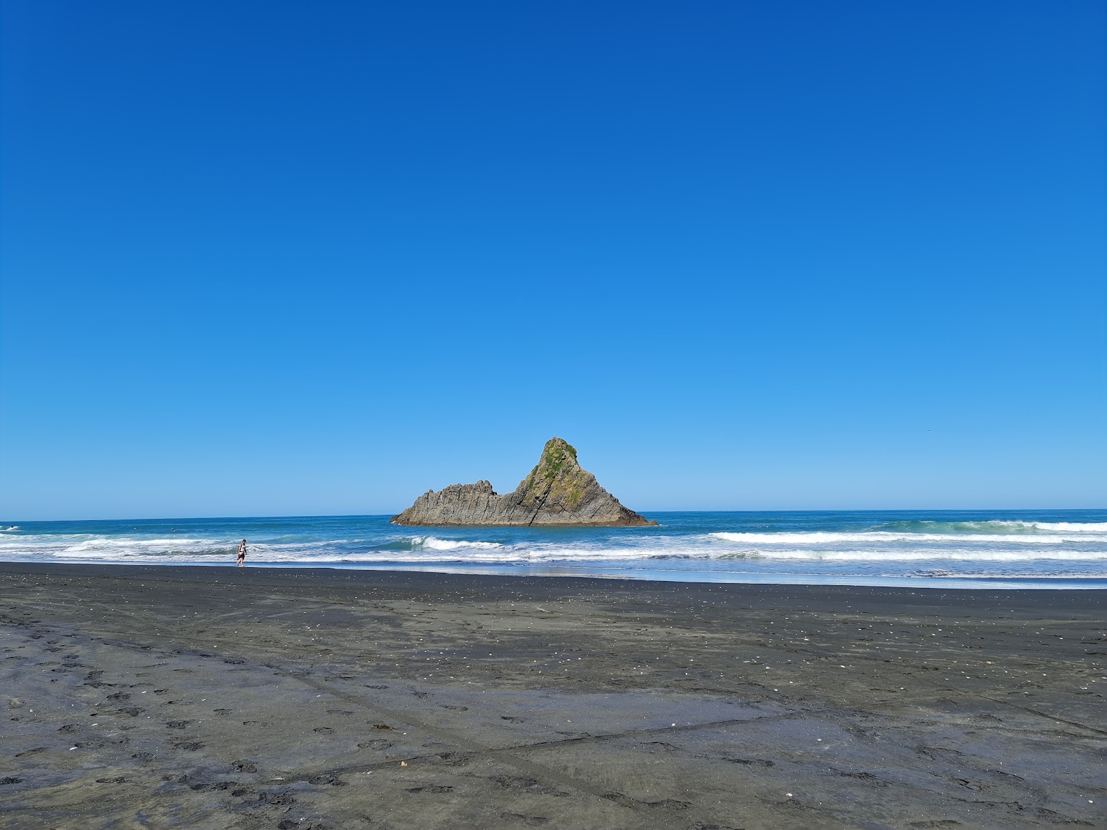 Fotografija Karekare Beach z turkizna čista voda površino