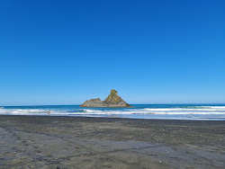 Foto di Karekare Beach con costa lunga e dritta