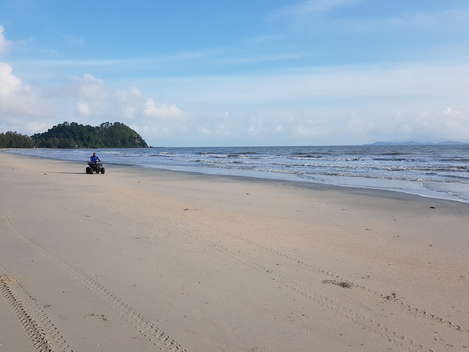 Foto von Tanjung Leman Beach mit beiger sand Oberfläche
