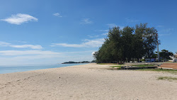 Foto von Chalatat Beach mit lange, gerade küste